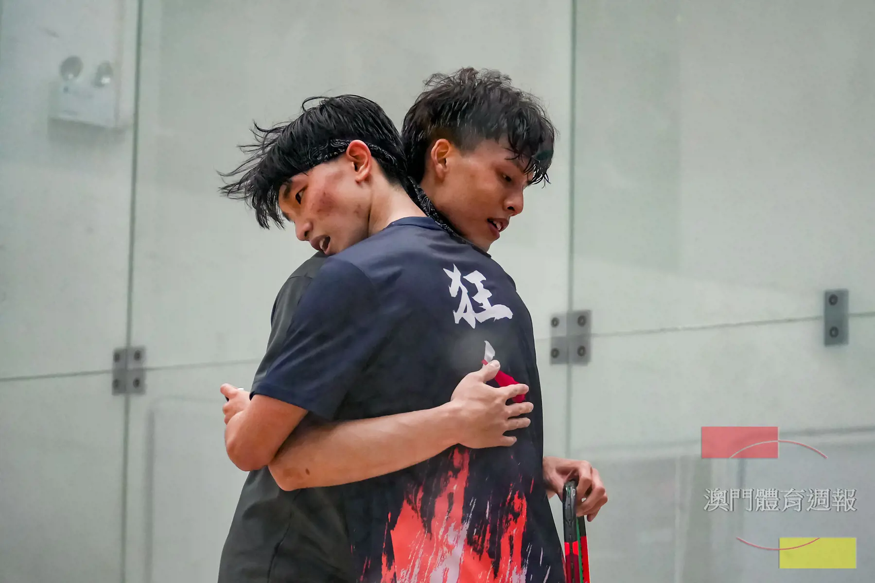 副1 李嘉熙與梁敬然賽後相擁激勵.jpg